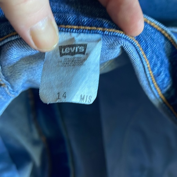 Levi’s high waisted stretchy jean shorts size 14 💙😇💙 - Picture 3 of 3